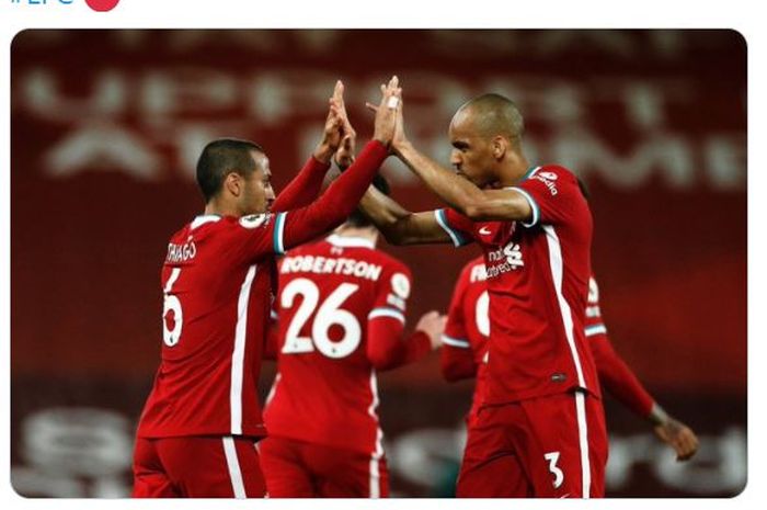 Fabinho (kanan) saat bersama rekan setimnya di Liverpool, Thiago Alcantara.