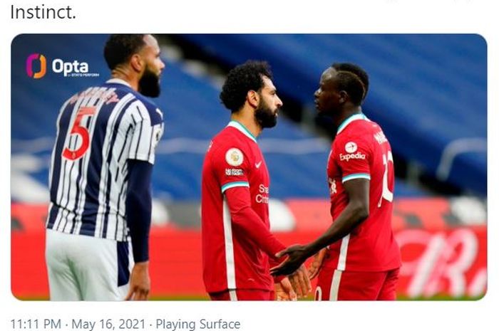 Dua striker Liverpool, Mohamed Salah (tengah) dan Sadio Mane, bekerja sama untuk membuat gol penyama kedudukan saat The Reds tertinggal dari West Bromwich Albion pada paruh pertama.