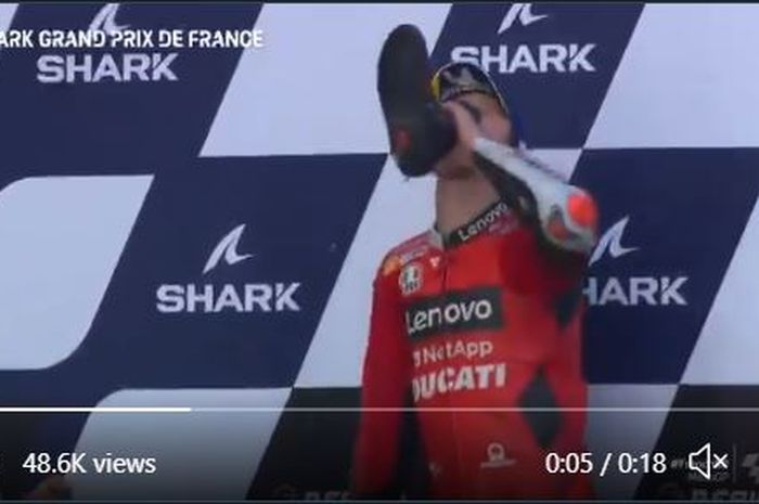 Pembalap Ducati Lenovo Team, Jack Miller, merayakan kemenangannya dengan melakukan &quot;shoey&quot; di atas podium kampiun balapan MotoGP Prancis 2021 yang berlangsung di Sirkuit Bugatti, Le Mans, Prancis, Minggu (16/5/2021).