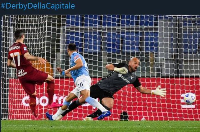 Henrikh Mkhitaryan cetak gol AS Roma ke gawang Lazio di laga Liga Italia, 15 Mei 2021.