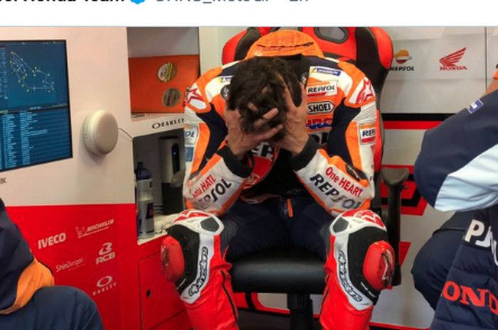 Pembalap Repsol Honda, Marc Marquez, kecewa karena gagal finis saat balapan seri kelima MotoGP Prancis 2021, Minggu (16/5/2021).