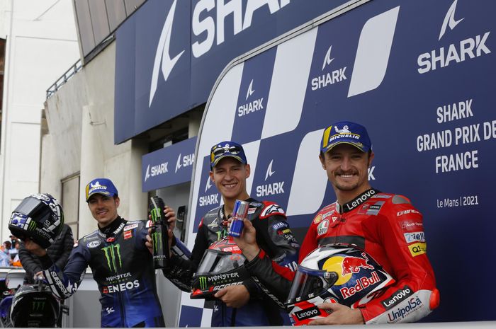 Dari kiri ke kanan, pembalap Monster Energy Yamaha, Maverick Vinales dan Fabio Quartararo, dan Jack Miller (Ducati) setelah sesi kualifikasi MotoGP  Prancis di Sirkuit Le Mans, Sabtu (15/5/2021).