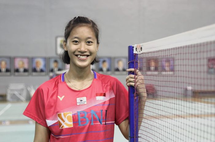 Pebulu tangkis tunggal putri nasional Indonesia, Putri Kusuma Wardani, berpose di hall pemusatan latihan nasional (pelatnas) PP PBSI di Cipayung, Jakarta Timur.