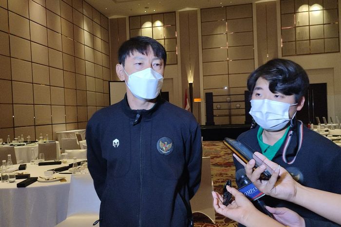 Pelatih Timnas Indonesia, Shin Tae-yong saat wawancara bersama awak media sebelum berangkat ke Uni Emrat Arab (UEA), di Hotel Fairmont, Jakarta Pusat, Minggu (16/5/2021).