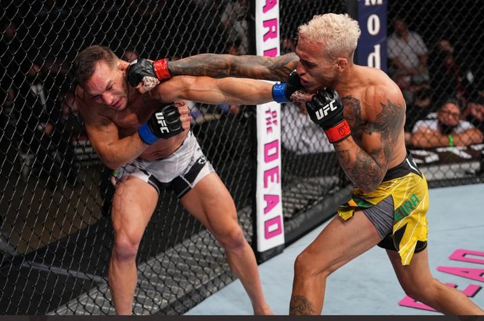 Michael Chandler (kiri) saat bertarung dengan Charles Oliveira dalam laga UFC 262.