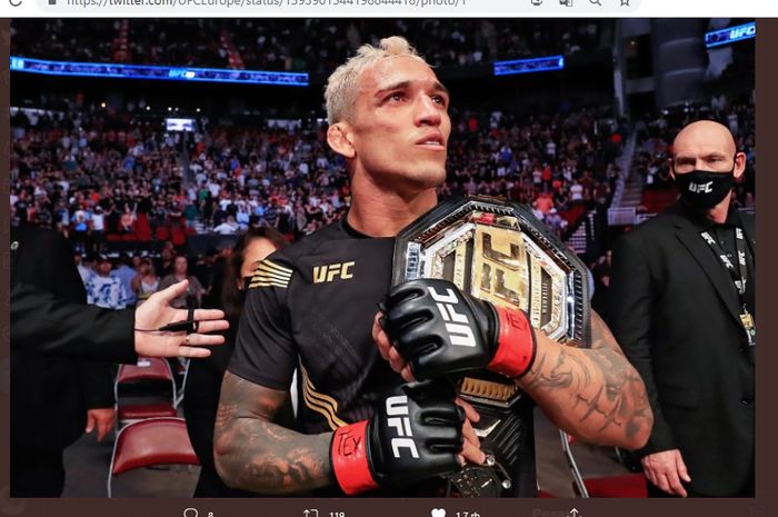 Charles Oliviera saat memamerkan sabuk juara kelas ringan UFC.