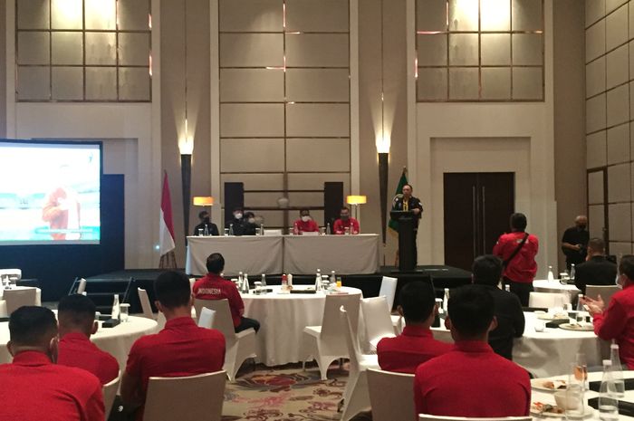 Ketua Umum PSSI, Mochamad Iriawan, saat memberikan pembekalan kepada para pemain timnas Indonesia sebelum berangkat ke Dubai, Uni Emirat Arab (UEA), di Hotel Fairmont, Jakarta Pusat, Minggu (16/5/2021).