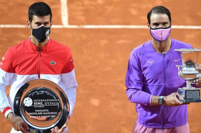 Juara Rome Masters 2021, Rafael Nadal (kanan), berpose dengan sang runner-up, Novak Djokovic, di lapangan Foro Italico, Roma, Italia, Minggu (16/5/2021).