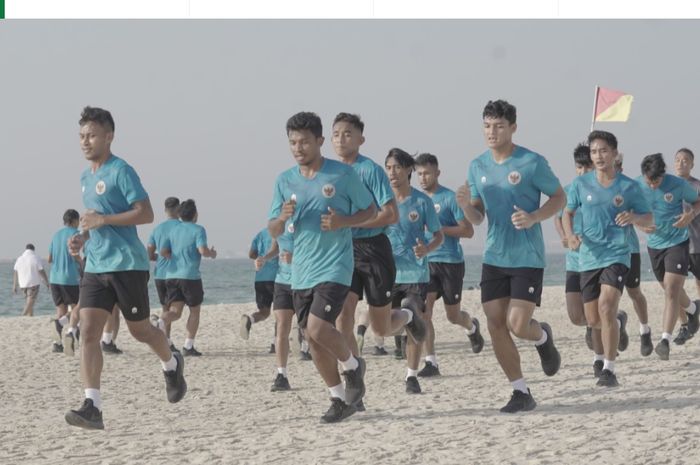 Timnas Indonesia ketika melakoni latihan perdananya di Dubai, Uni Emirat Arab, Senin (17/5/2021) sore waktu setempat.