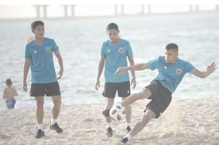 Timnas Indonesia ketika melakoni latihan perdananya di Dubai, Uni Emirat Arab, Senin (17/5/2021) sore waktu setempat.