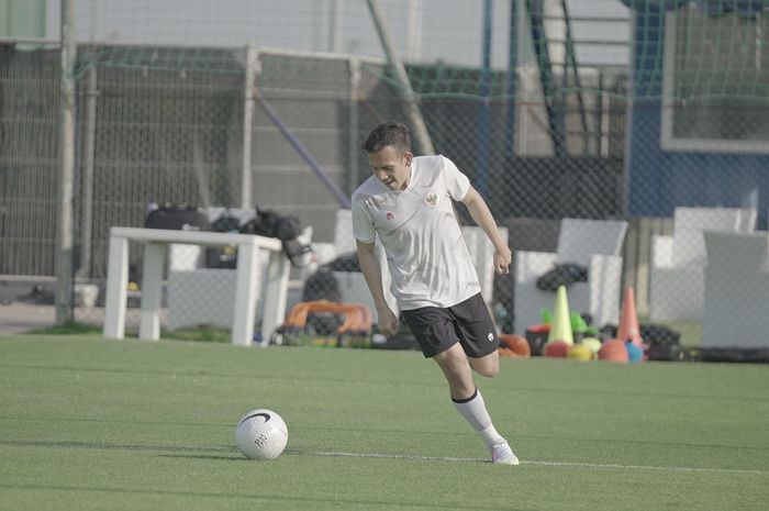 Pemain timnas Indonesia, Egy Maulana Vikri saat gabung latihan perdana dengan timnas Indonesia di Dubai, Uni Emirat Arab, Rabu (19/5/2021).