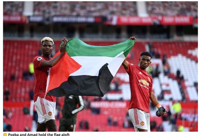 Dua pemain Manchester United, Paul Pogba (kiri) dan Amad Diallo, mengibarkan bendera Palestina di Stadion Old Trafford, Selasa (18/5/2021)