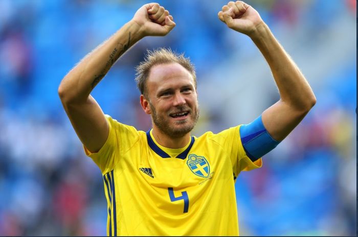 Bek veteran timnas Swedia, Andreas Granqvist.