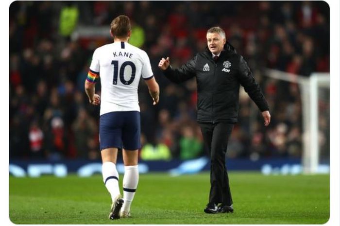 Momen kebersamaan antara pelatih Manhcester United, Ole Gunnar Solskjaer (kanan), dengan striker Tottenham Hotspur, Harry Kane.