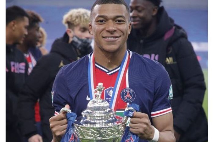 Striker PSG, Kylian Mbappe, mengangkat trofi Coupe de France 2021.