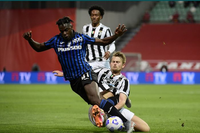 Momen Duvan Zapata berduel dengan Matthijs de Ligt di laga final Coppa Italia 2021.