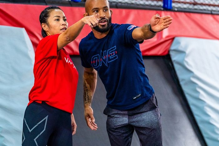 Paulina Purnomowati dan petarung MMA, Demetrious Johnson, tampil di The Apprentice: ONE Championship Edition.