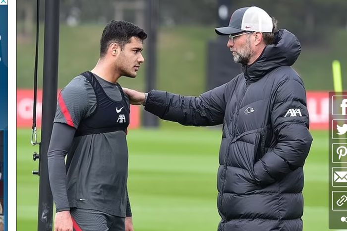 Ozan Kabak (kiri) ketika bersama pelatih Liverpool, Juergen Klopp (kanan).