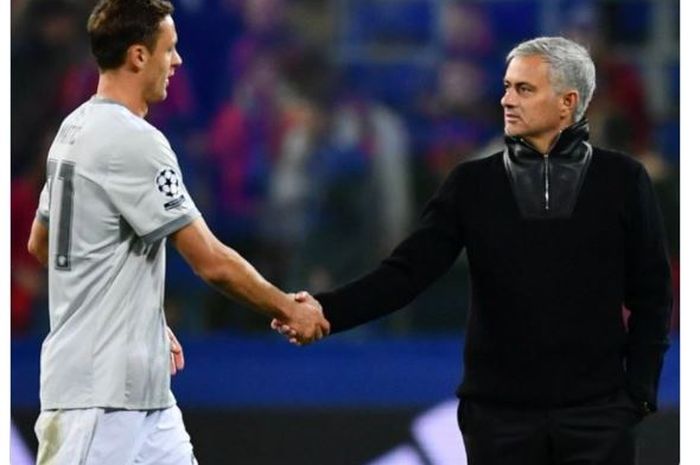 Jose Mourinho (kanan) dan Nemanja Matic saat masih sama-sama memperkuat Manchester United.