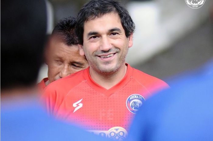 Pelatih Arema FC, Eduardo Almeida saat melatih skuad Singo Edan.