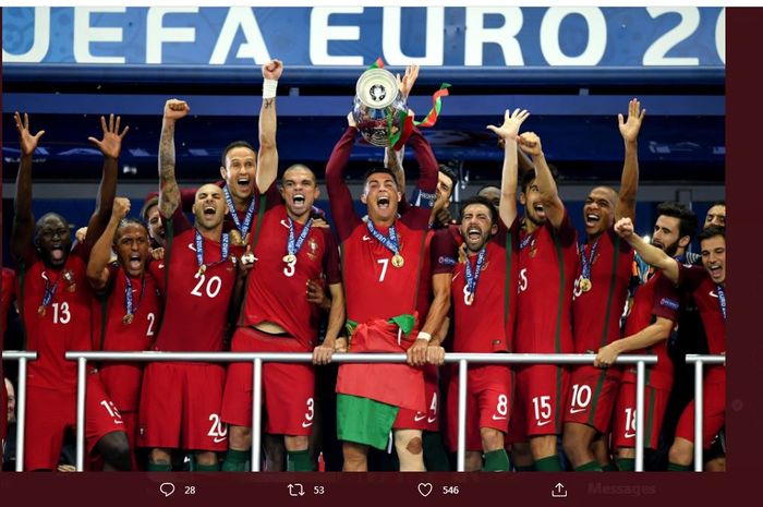 Timnas Portugal merayakan gelar Euro 2016 dengan Cristiano Ronaldo sebagai kaptennya.