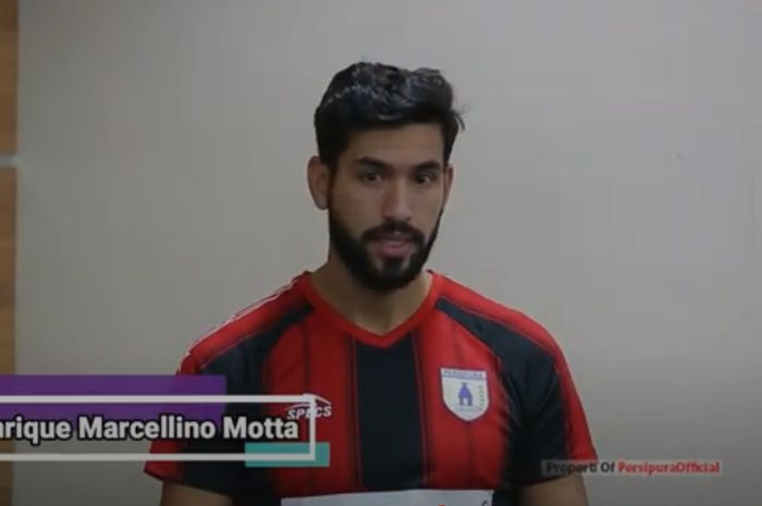 Pemain anyar Persipura Jayapura, Herique Marcellino Motta saat diperkenalkan tim.