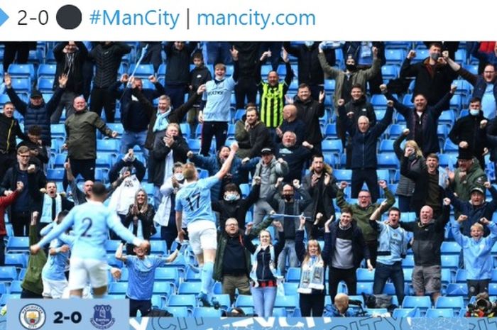 Gelandang Manchester City, Kevin De Bruyne, merayakan golnya di depan tribun.