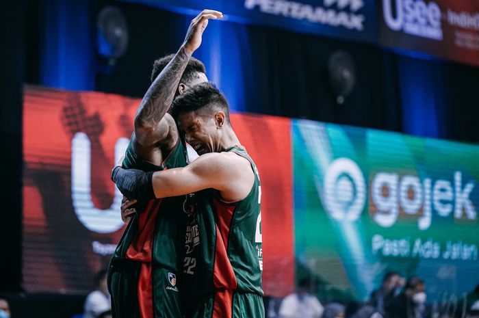 Para pemain Louvre Dewa United Surabaya melakukan selebrasi di tengah pertandingan IBL 2021.