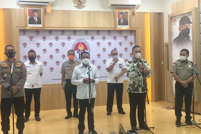 Menteri Pemuda dan Olahraga (Menpora), Zainudin Amali, Asisten Operasi (Asops), Irjen Pol. Imam Sugianto, Ketua Umum PSSI, Mohamad Iriawan, dan Deputi 2 BNBP, Harmensyah seusai rapat koordinasi bahas Liga 1 dan Liga 2 di Kantor Kemenpora, Jakarta Pusat, Senin (24/5/2021).