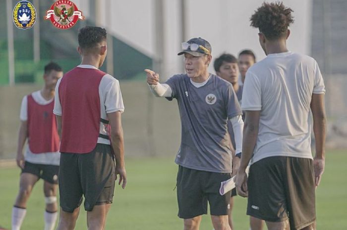 Shin Tae-yong memberi instruksi kepada pemain dalam latihan Timnas Indonesia di Dubai, UEA, Senin (24/5/2021).