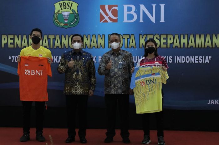 Dari kiri ke kanan, Jonatan Christie (tunggal putra), Ketua Umum PBSI Agung Firman Sampurna. Direktur Utama BNI Royke Tumilaar, dan Greysia Polii (ganda putri) setelah penandatanganan Mou dengan BNI, Selasa (25/5/2021).