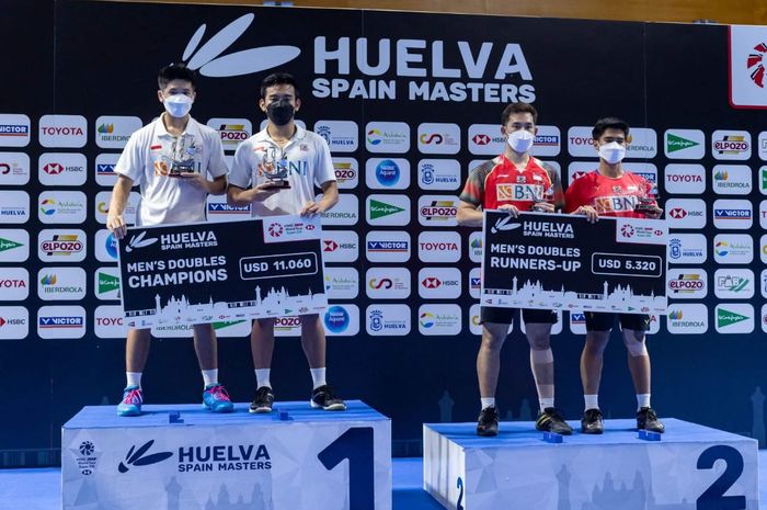 Pasangan ganda putra Indonesia, Pramudya Kusumawardhana/Yeremia Erich Yoche Yacob Rambitan (jersey putih) dan Sabar Karyaman Gutama/Moh Reza Pahlevi Isfahani seusai final Spain Masters 2021 di  Huelva, Minggu (23/5/2021).