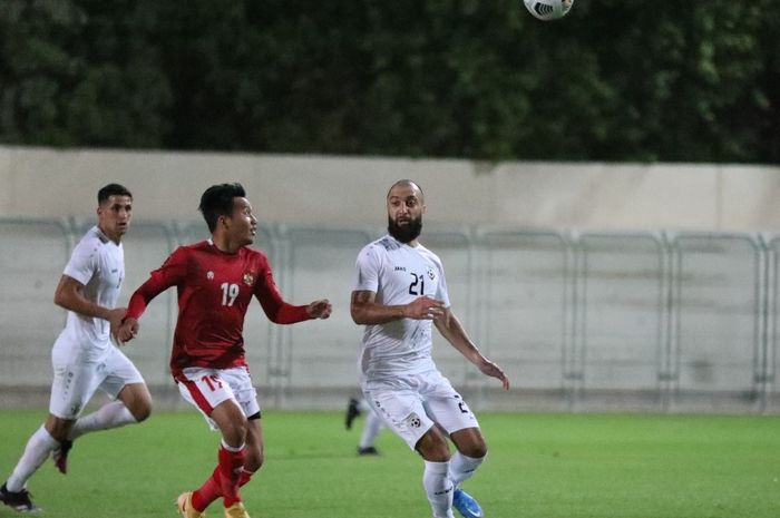 Pemain timnas Indonesia, Witan Sulaeman, berduel dengan pemain Afghanistan dalam laga uji coba di Lapangan Iranian Club, Dubai, UEA, Selasa (25/5/2021).