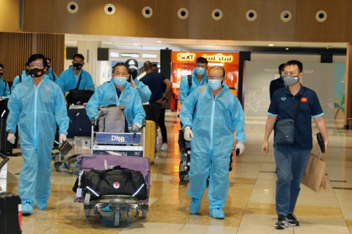 Pelatih Park Hang-seo (kedua dari kanan) dan para pemain Timnas Vietnam tiba di Dubai International Airport, Dubai, Uni Emirat Arab (UEA), Rabu (26/5/2021) malam. Timnas Indonesia menjadi lawan pertama Vietnam dalam lanjutan Kualifikasi Piala Dunia 2022.