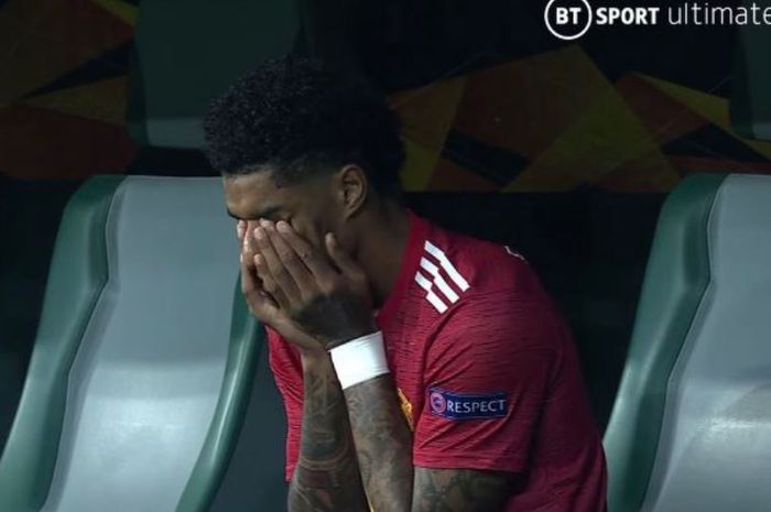 Striker Manchester United, Marcus Rashford, menangis usai timnya dikalahkan Villarreal dalam laga final Liga Europa di Stadion Gdansk, Rabu (26/5/2021).