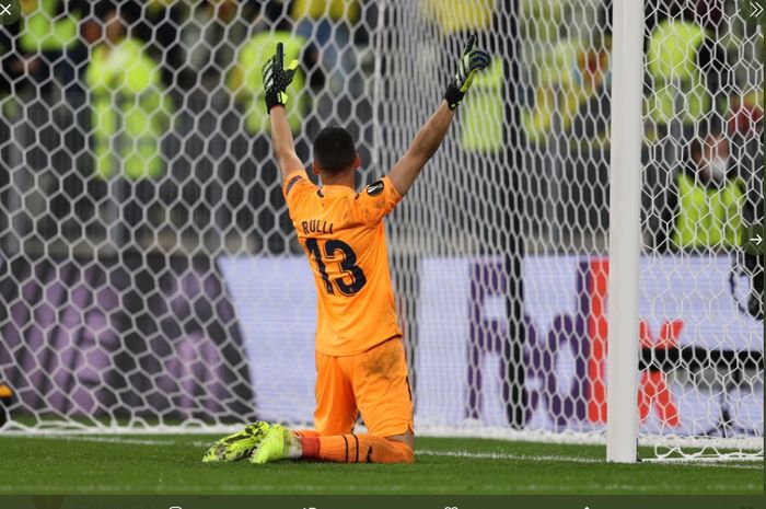 Kiper Villarreal, Geronimo Rulli, merayakan kemenangan atas Manchester United di final Liga Europa, Rabu (26/5/2021) di Stadion Miejski, Gdansk.