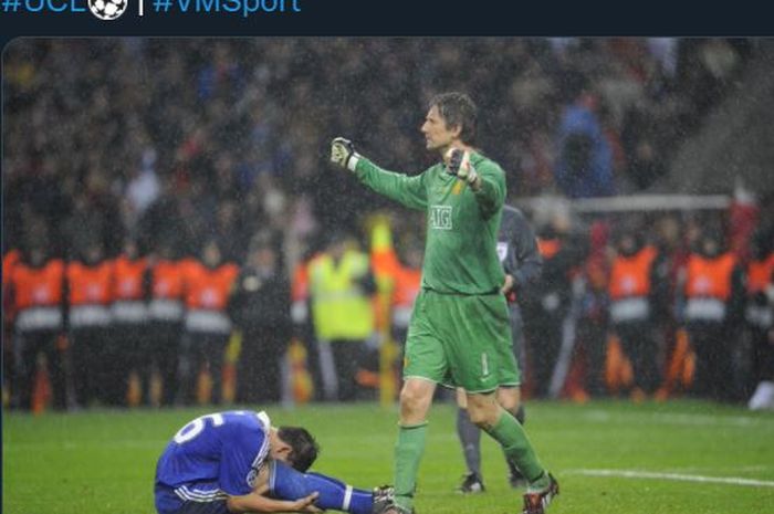 Momen Edwin van der Sar dengan John Terry (bawah) dalam partai final Liga Champions 2007-2008 antara Manchester United vs Chelsea.