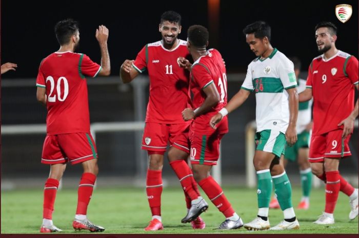 Para pemain timnas Oman merayakan gol Mohsen Al Ghassani ke gawang timnas Indonesia pada laga uji coba di Stadion The Seven's, Dubai, UEA, Sabtu (29/5/2021).