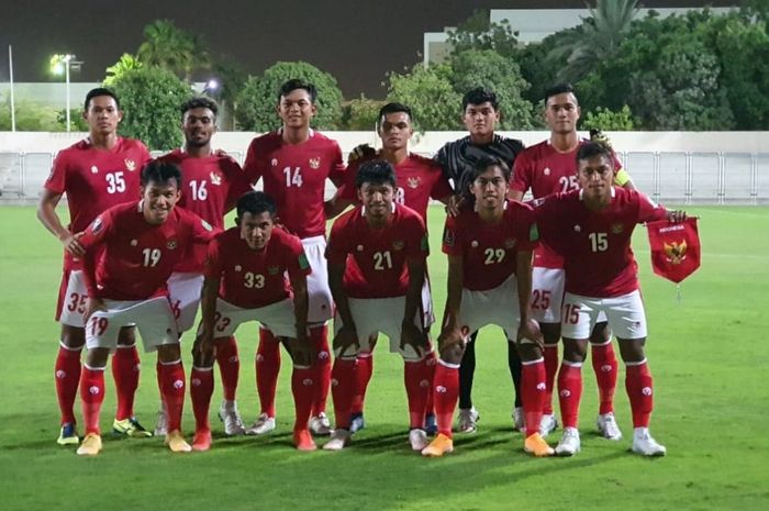 Skuad timnas Indonesia dalam laga uji coba melawan timnas Afghanistan di Lapangan Iranian Club, Dubai, UEA, Selasa (25/5/2021).