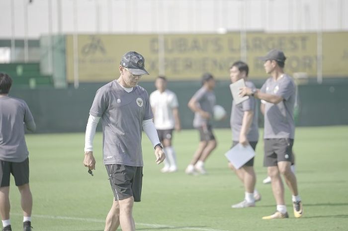 Pelatih timnas Indonesia, Shin Tae-yong, saat memimpin pemusatan latihan di Dubai, Uni Emirat Arab.