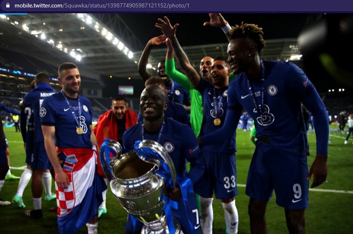 Gelandang Chelsea, N'Golo Kante, mengangkat trofi Liga Champions usai mengalahkan Manchester City, Sabtu (29/5/2021)