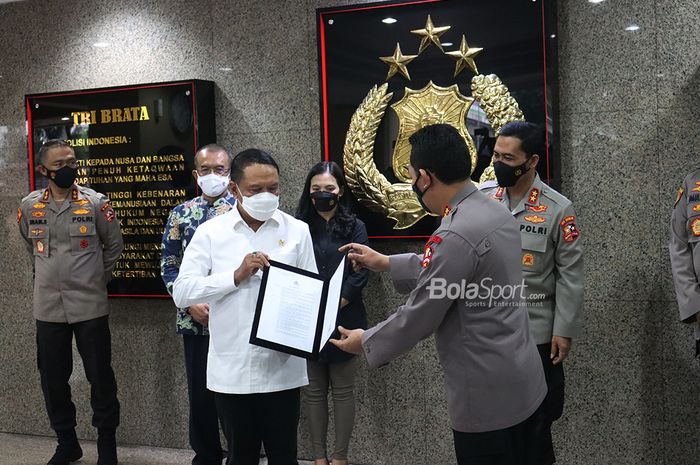 Menteri Pemuda dan Olahraga Republik Indonesia, Zainudin Amali (kiri), sedang menerima izin dari Kapolri Listyo Sigit Prabowo (kanan) terkait pelaksanaan Liga Indonesia musim 2021 di Mabes Polri, Jakarta, 31 Mei 2021.