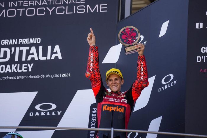 Pebalap Tim Indonesian Racing, Gabriel Rodrigo, menaiki podium juara 3 di Moto3 Italia