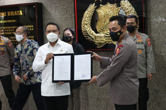 Menpora Zainudin Amali bersama Kapolri Listyo Sigit di Mabes Polri, Jakarta, Senin (31/5/2021)