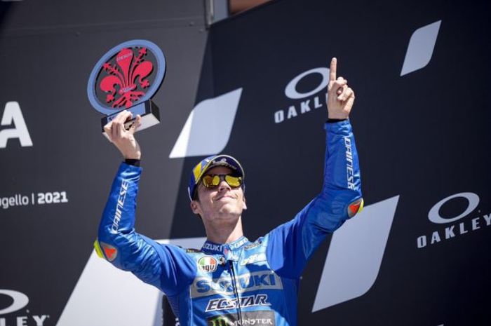 Pembalap Suzuki Ecstar, Joan Mir, saat merayakan kemenangan podium ketiga MotoGP Italia 2021.