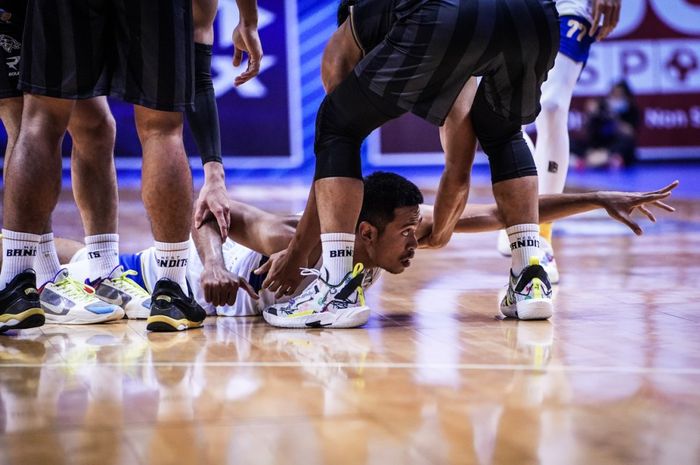 Pebasket Satria Muda Pertamina, Muhammad Sandy Ibrahim Aziz, terjatuh di lapangan saat tengah menjalani laga semifinal IBL 2021 melawan West Bandits Solo.