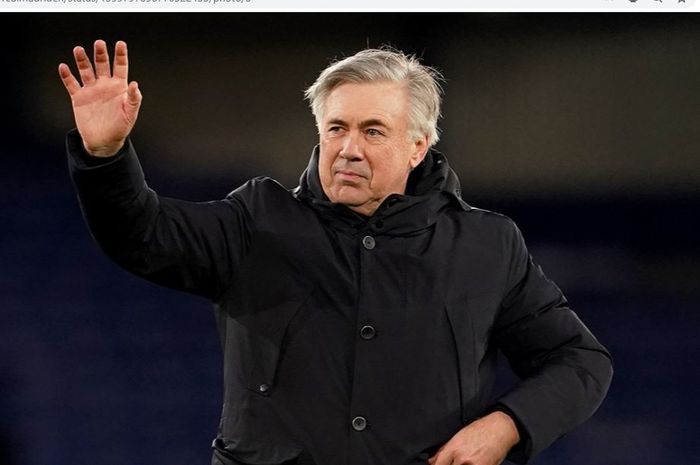 Carlo Ancelotti saat melambaikan tangan ke penonton usai memimpin laga Real Madrid.