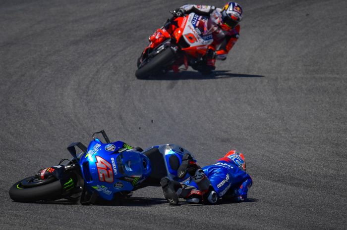 Pembalap Suzuki Ecstar, Alex Rins, terjatuh pada balapan MotoGP Italia di Sirkuit Mugello, Minggu (30/5/2021).