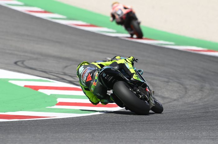 Aksi pembalap Petronas Yamaha SRT, Valentino Rossi, pada balapan MotoGP Italia di Sirkuit Mugello, Italia, 30 Mei 2021. 