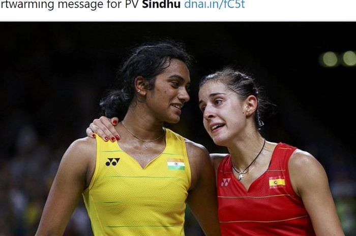 Pusarla V Sindhu dan Carolina Marin setelah pertandingan mereka di final Olimpiade Rio 2016.